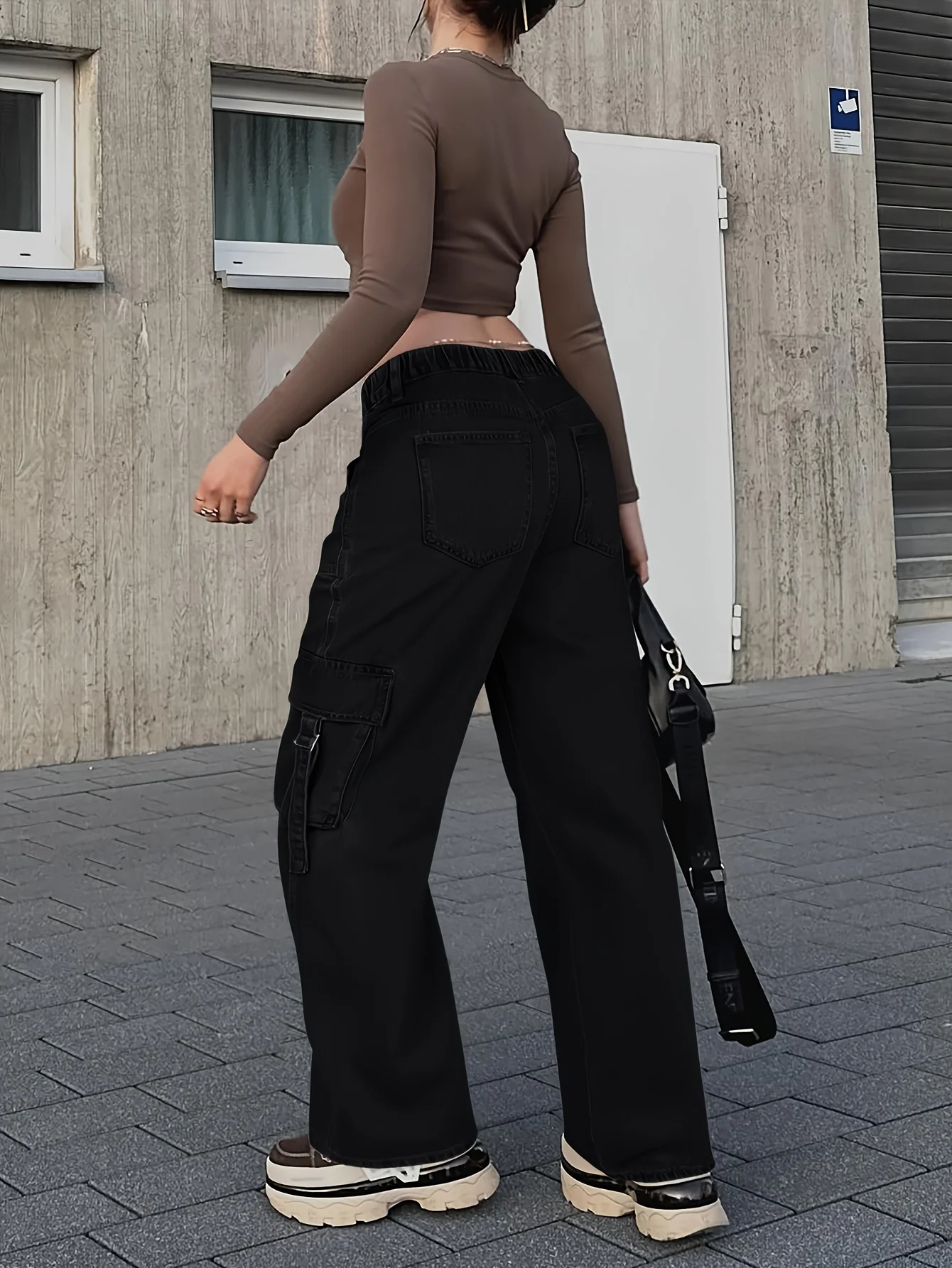 Simples costura cor sólida aba bolso jeans retos para mulheres cintura alta bolsos inclinados na parte traseira design de cintura elástica