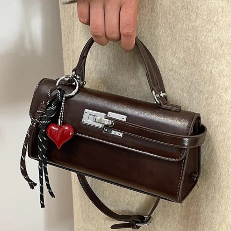 

Stylish Retro Square Handbag Luxury Clasp Design Small Clutch High-quality Pu Leather Shoulder Crossbody Bag With Heart Pendant