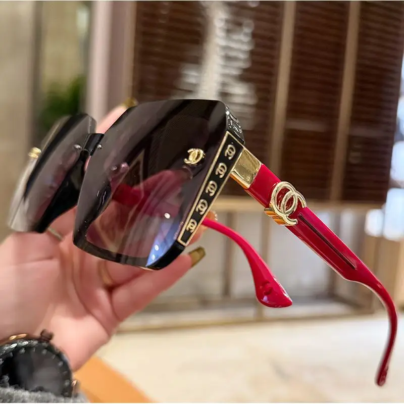High-end UV-protective sunglasses for women, large square frame, slimming effect on round faces, stylish and trendy sunglasses