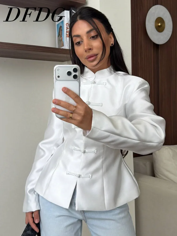 

Женский блейзер DFDG в китайском стиле с воротником-стойкой, пуговицами-лягушками, атласным подолом-пеплум, для повседневной носки и свиданий, тренд 2026 года