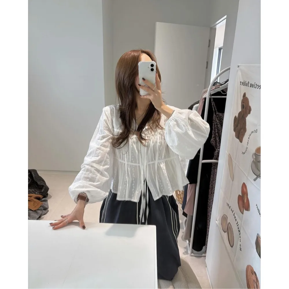 

Chic Sweetened Long Sve irt Women's Spring New Design Sense Blouse White Floral Embroidery Belted Korean Sle Top