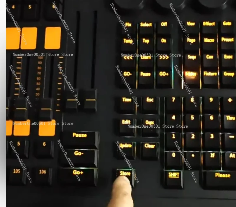 

Портативная световая консоль MA2 Command Wing Mini для программирования световых эффектов на сцене и мероприятиях