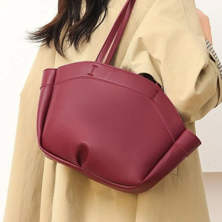 

Non Deformable Diaper Bag Keeps Its Original Shape Even After Long Term Frequent Loading