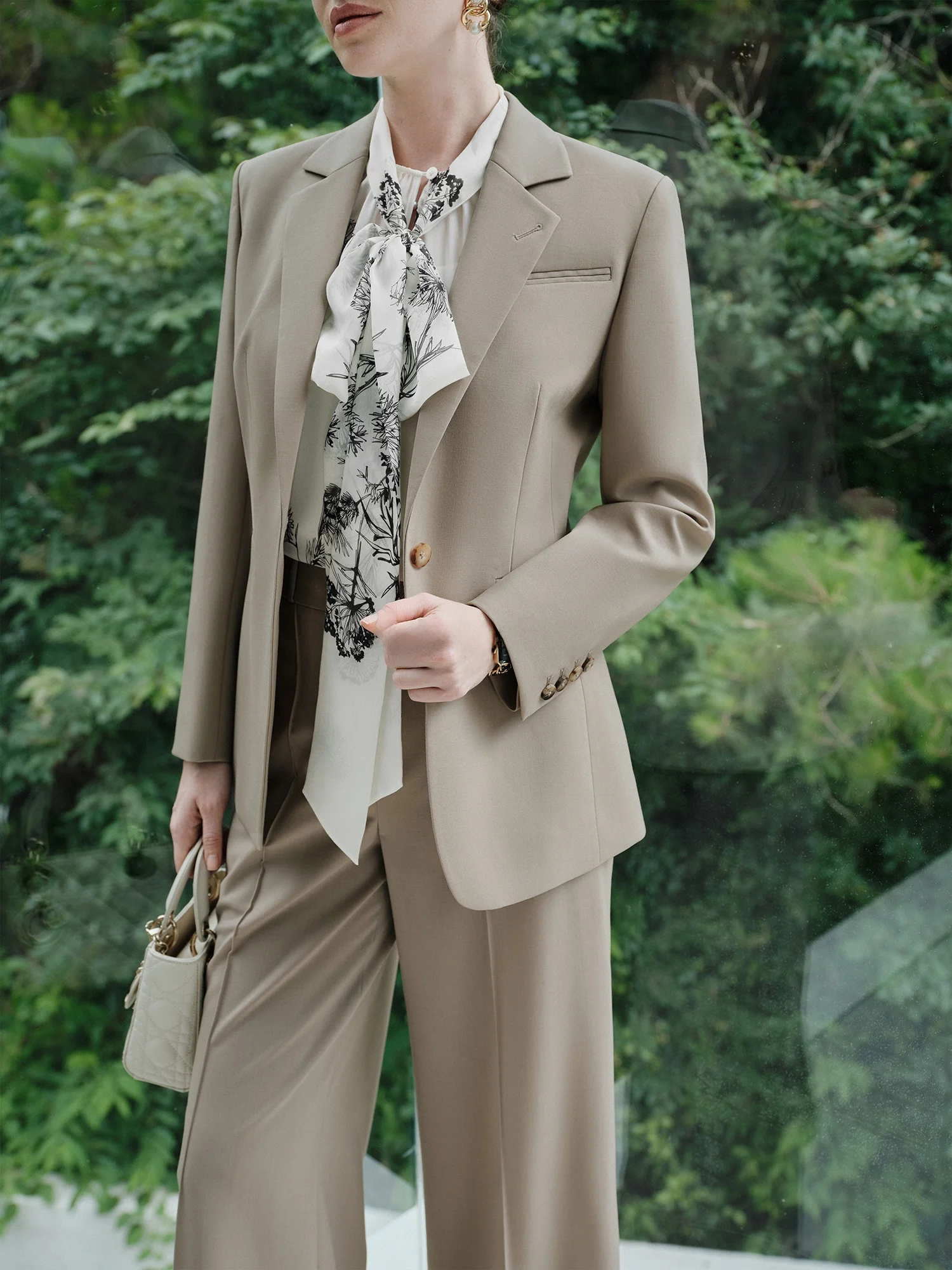 

Костюм Blancwing Workplace Ace: пиджак с плоским воротником на одной пуговице из прочной австралийской шерсти и брюки с широкими штанинами для офиса и деловых встреч