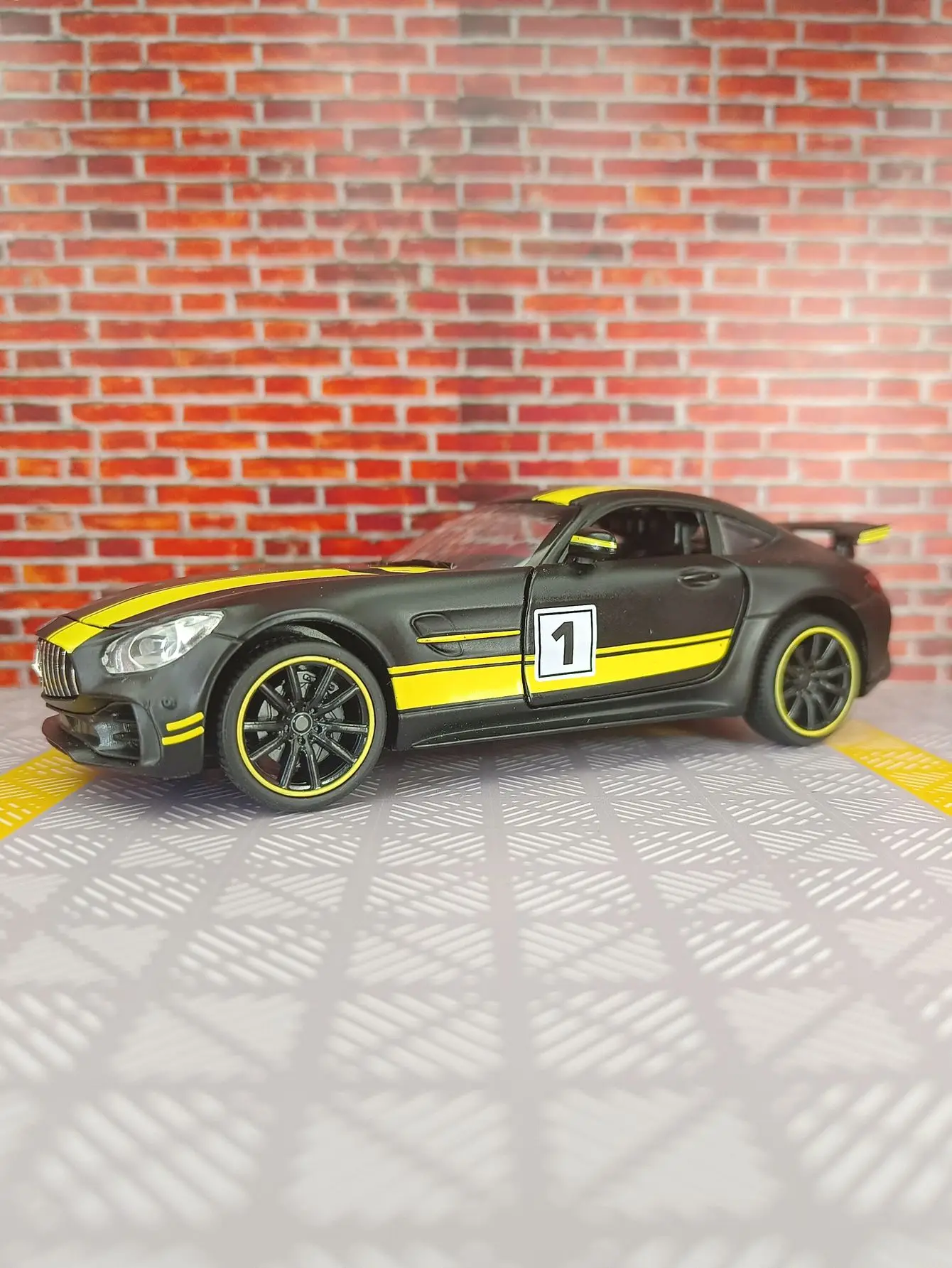 Coche deportivo Mercedes BENZ GTR AMG, modelo de aleación de Metal fundido a presión, luz de sonido, Colección Pull Back, regalos de juguete para niños, 1:32