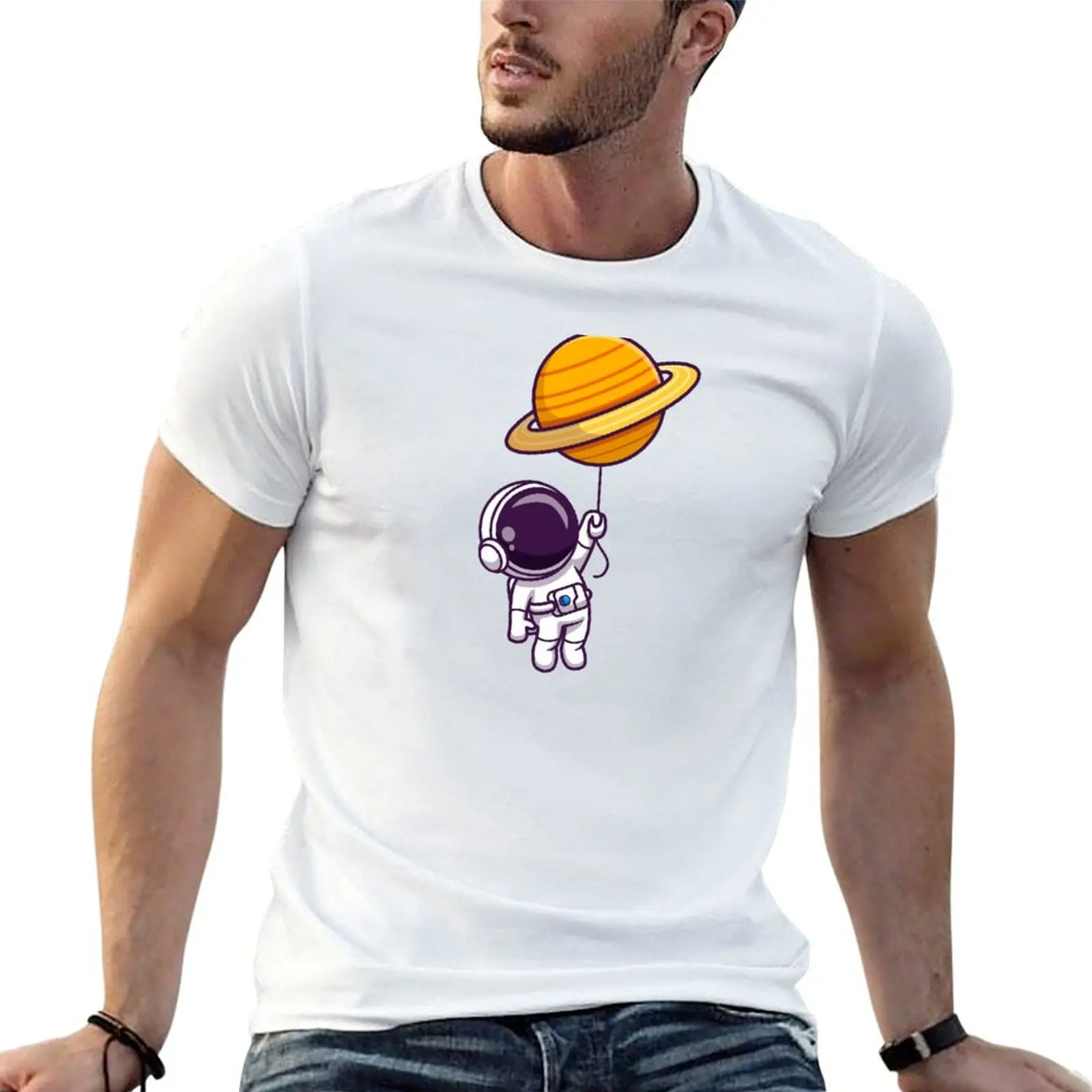 T-shirt sport basique anti-humidité avec un astronaute mignon flottant avec un ballon représentant la planète Saturne dans l'espace.