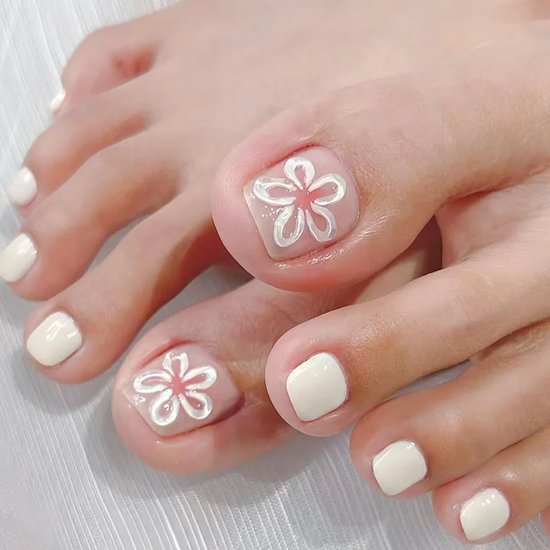 

24pcs Creamy Floral Toe Nails - Milky White Base With Delicate Blossoms Soft & Dreamy Aesthetic (Multi-Size Fit)