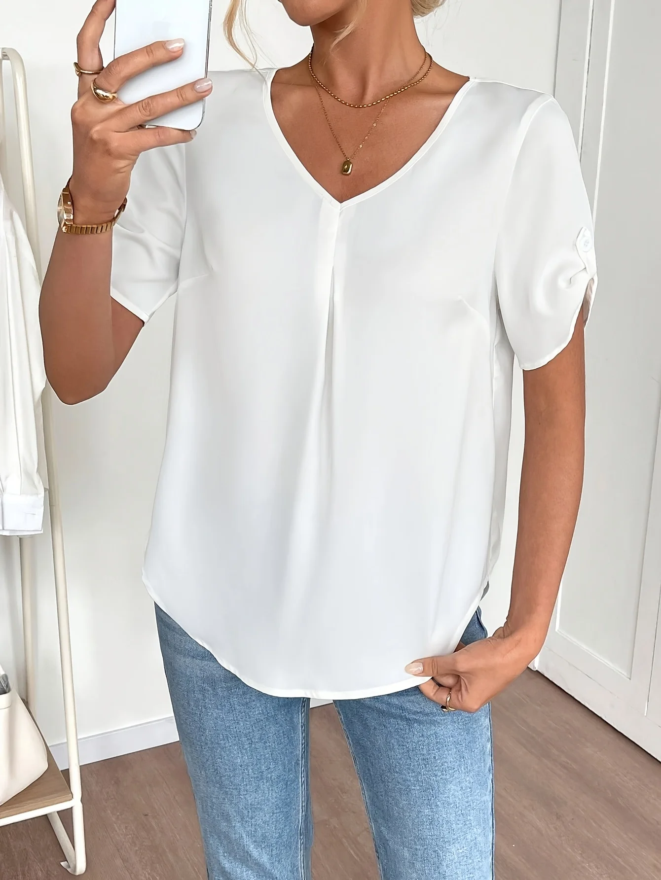 

Women's solid color V-neck short sleeved button decorated white top