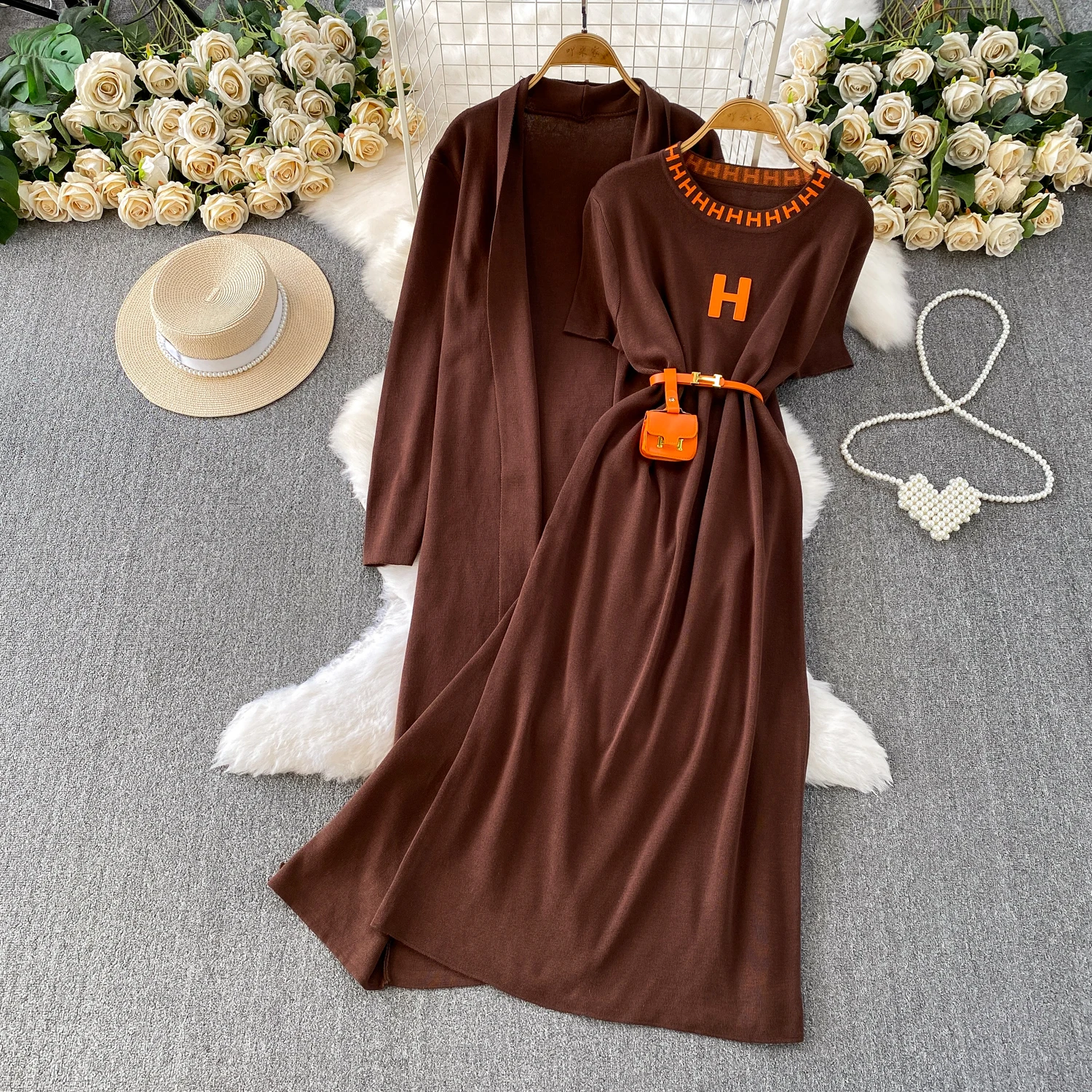 ALPHALMODA 2025, Niche, Pack ceinturé, Cardigan tricoté à la mode, robe à manches courtes, costumes 2 pièces tendance pour femmes, vêtements de mode d'automne