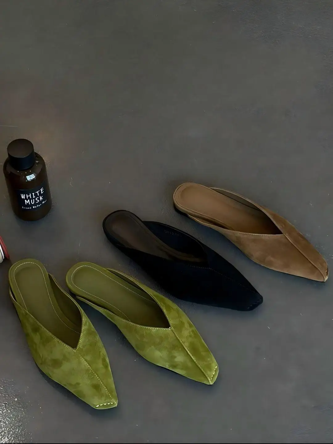 Sandálias Casuais Femininas Slip-On 2026 Nova Versão em Couro Macio com Sola Plana Antiderrapante para Uso Interno e Externo