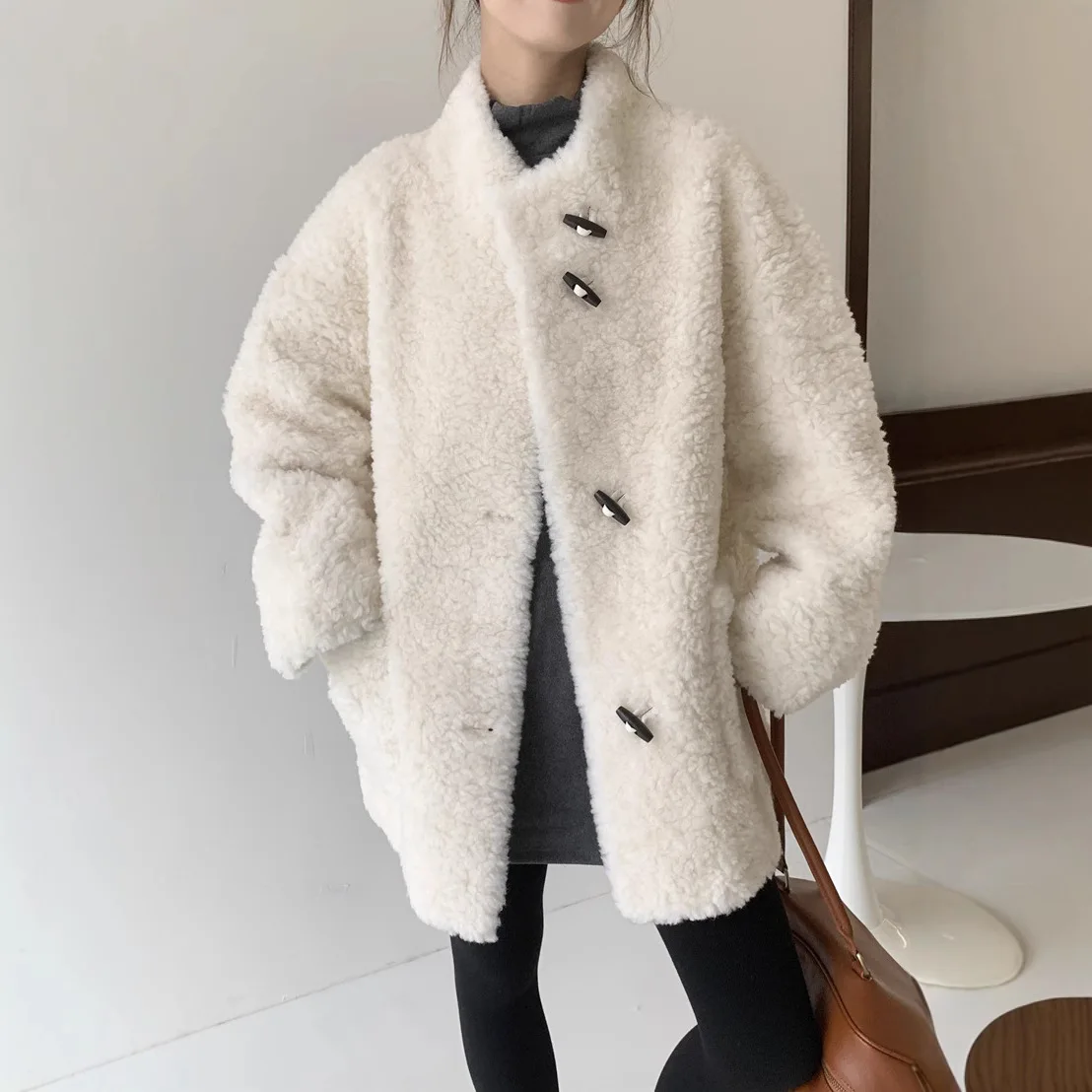 Nuovo cappotto di pelliccia integrato in pelliccia di pecora da donna dal design medio-lungo con fibbia in corno di mucca