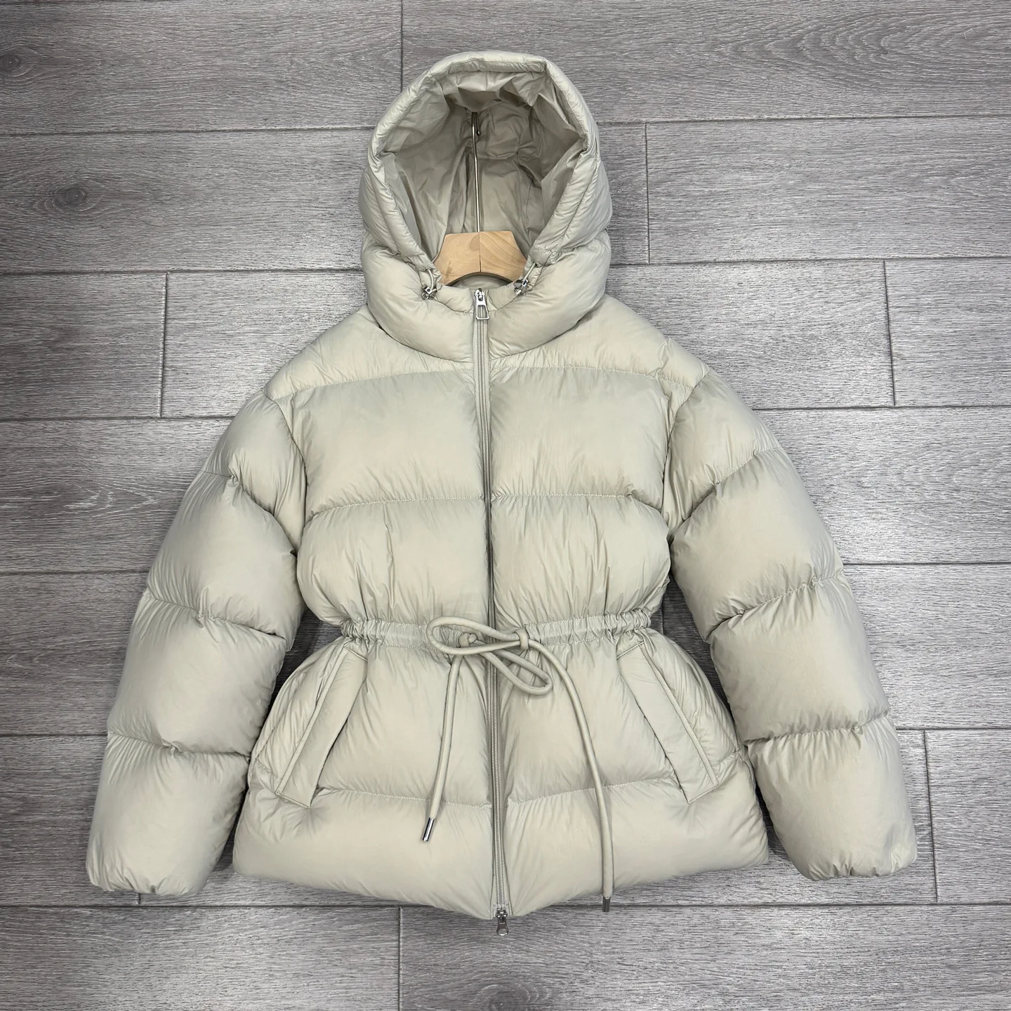 Nueva chaqueta acolchada ligera de invierno de diseñador de lujo para mujer, abrigos acolchados gruesos con capucha adelgazantes y cinturón cálido