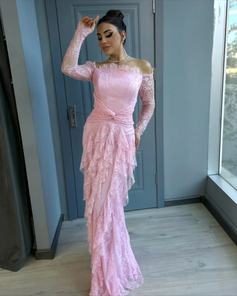 

Индивидуальные высококачественные простые кружевные плиссированные платья со складками в современном стиле, длинные платья с открытыми плечами, одинаковые платья на заказ для особых случаев