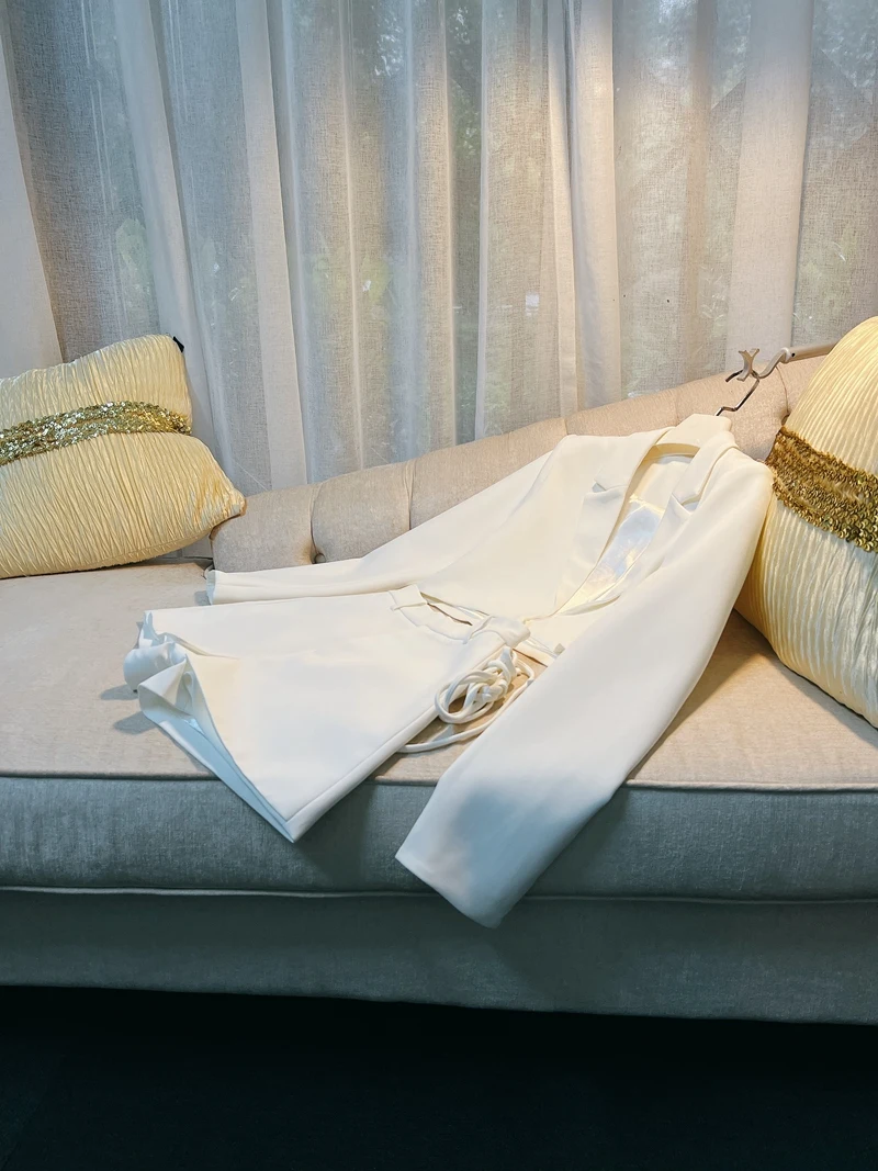 

Элегантный белый костюм с поясом: женская верхняя одежда и юбка-брюки. Изысканный образ знаменитостей.