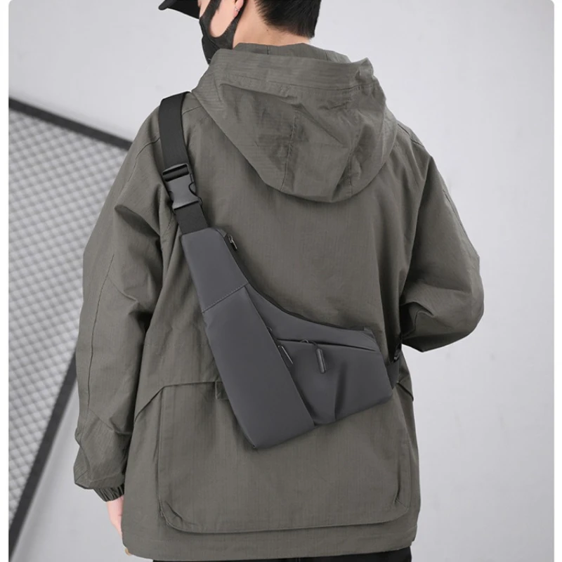 

2025 New Xun Anti-theft Close-fitting Gun Bag, Triangle Bag, Casual Film Men's Bag, Left and Right Crossbody Casual Chest Bag