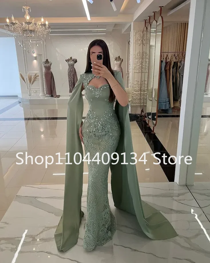 Abiti da cerimonia da sera lunghi a sirena verde salvia con mantella avvolgente con applicazioni in pizzo con perline Abito da secondo banchetto saudita personalizzato