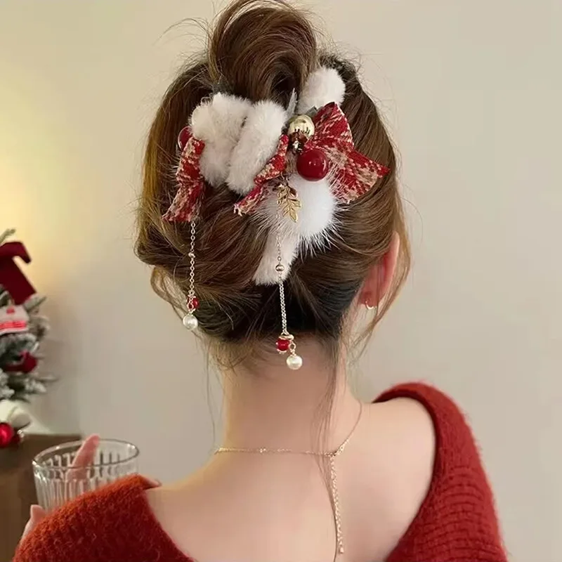 1pc Autumn and winter Christmas plush pearl duckbill clip shark clip elegant temperament hair clip, grab clip hair accessory