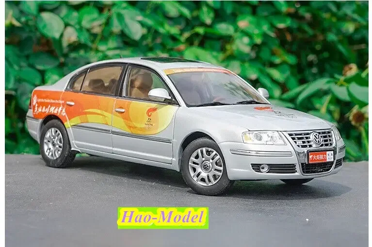 1/18 For Shanghai VW PASSAT Model Car Alloy Diecast Metal Boys Toys Kids Gifts Hobby Display Ornaments Collection Blue /White