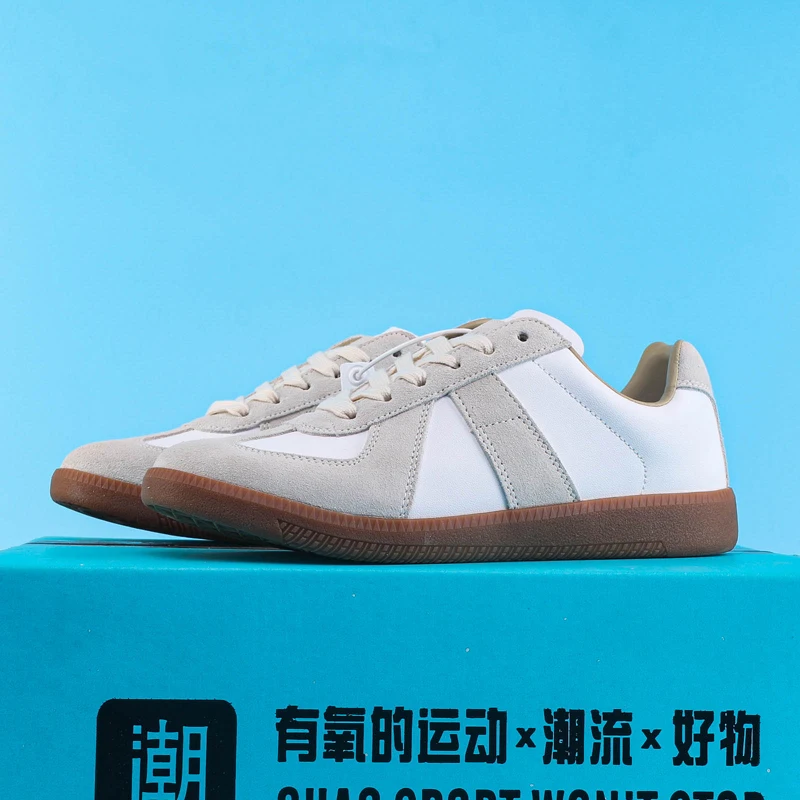 Spring and summer retro low top sneakers are versatile, lightweight, comfortable, and casual sports shoes for both men and women