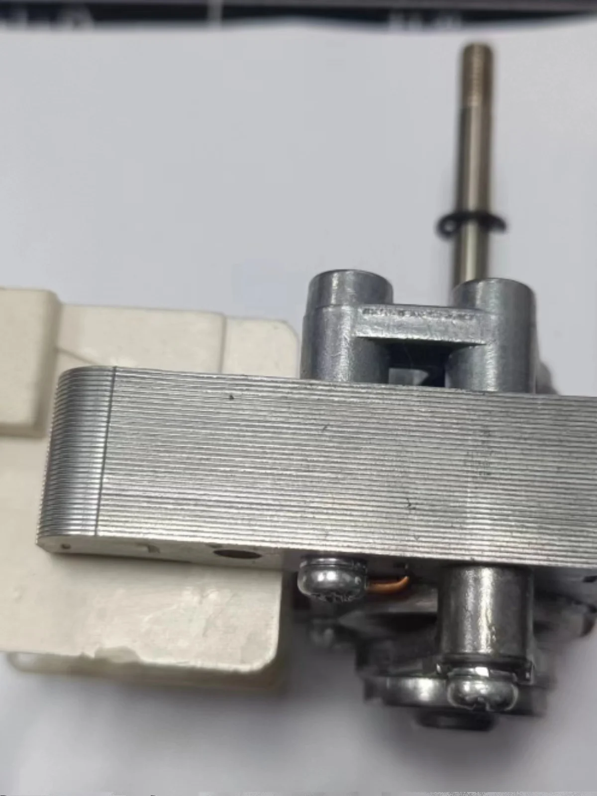 

Двигатель галогенной духовки фритюрницы подходит для галогенной духовки 12 литров и 17 литров фритюрницы.