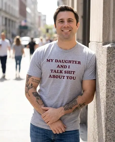 Tochter und ich sprechen über dich, Mama, Papa, lustiges T-Shirt | Humorvolles Scherzgeschenk von Toentöchtern, sarkastisches Spruch-T-Shirt, unhöfliches passendes Oberteil – Detail 8