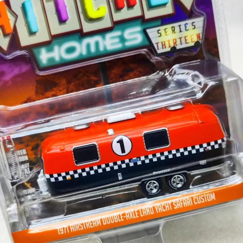 

Green Light 1:64 1971, Airstream Biaxle Land Yacht Safari RV - Firestone Racing # Улюбивая игрушка в подарок, модель, настенная подвеска