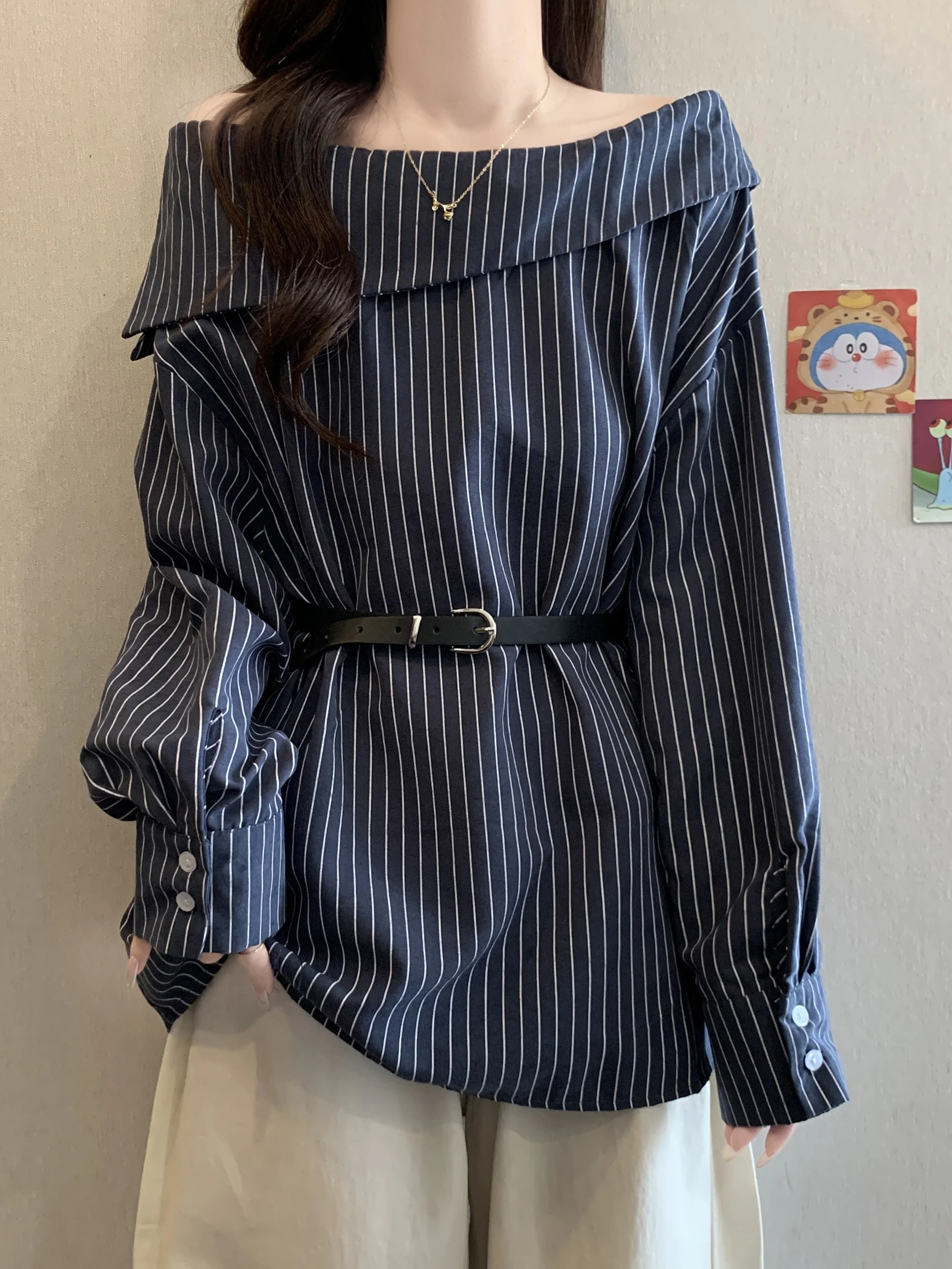 

Новая женская рубашка в клетку с одним открытым плечом, весенняя, большого размера, с эффектом утяжки талии, уникальный топ в корейском стиле для повседневной носки