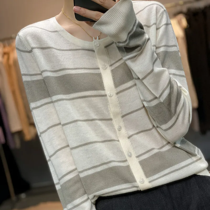 

A niche retro striped round neck women's top with a Korean high-end design sense Blouse spring and summer new vest cardigan