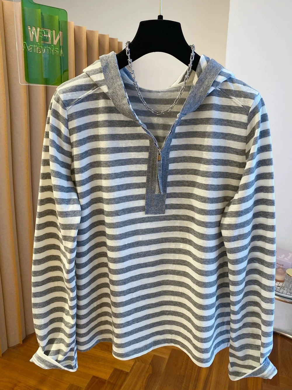 レトロ香港風スリムシックロングスリーブTシャツフード付き春秋ルーズフィットジップアップカジュアルクリエイティブストライプトップ