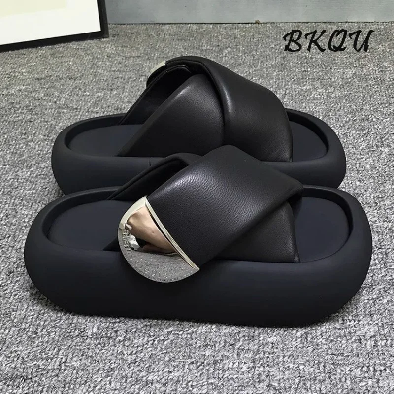 

BKQU 2024 Summer Trend Metal Cross Slippers Women Soles Increase Sandals Leisure Holiday Beach Shoes Stepping on Poo Feeling