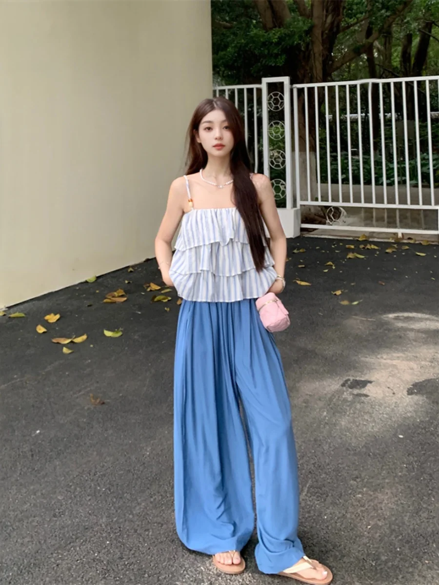 

Летний женский комплект из двух предметов: топ без бретелек с цветными полосками и широкие брюки с высокой талией, прямые драпированные брюки