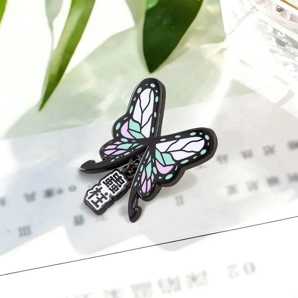 Insekten-Hashira Schmetterling Emaille-Pin Anime Kochou Shinobu Anhänger Brosche für Rucksack Kleidung Geschenk – Detail 7