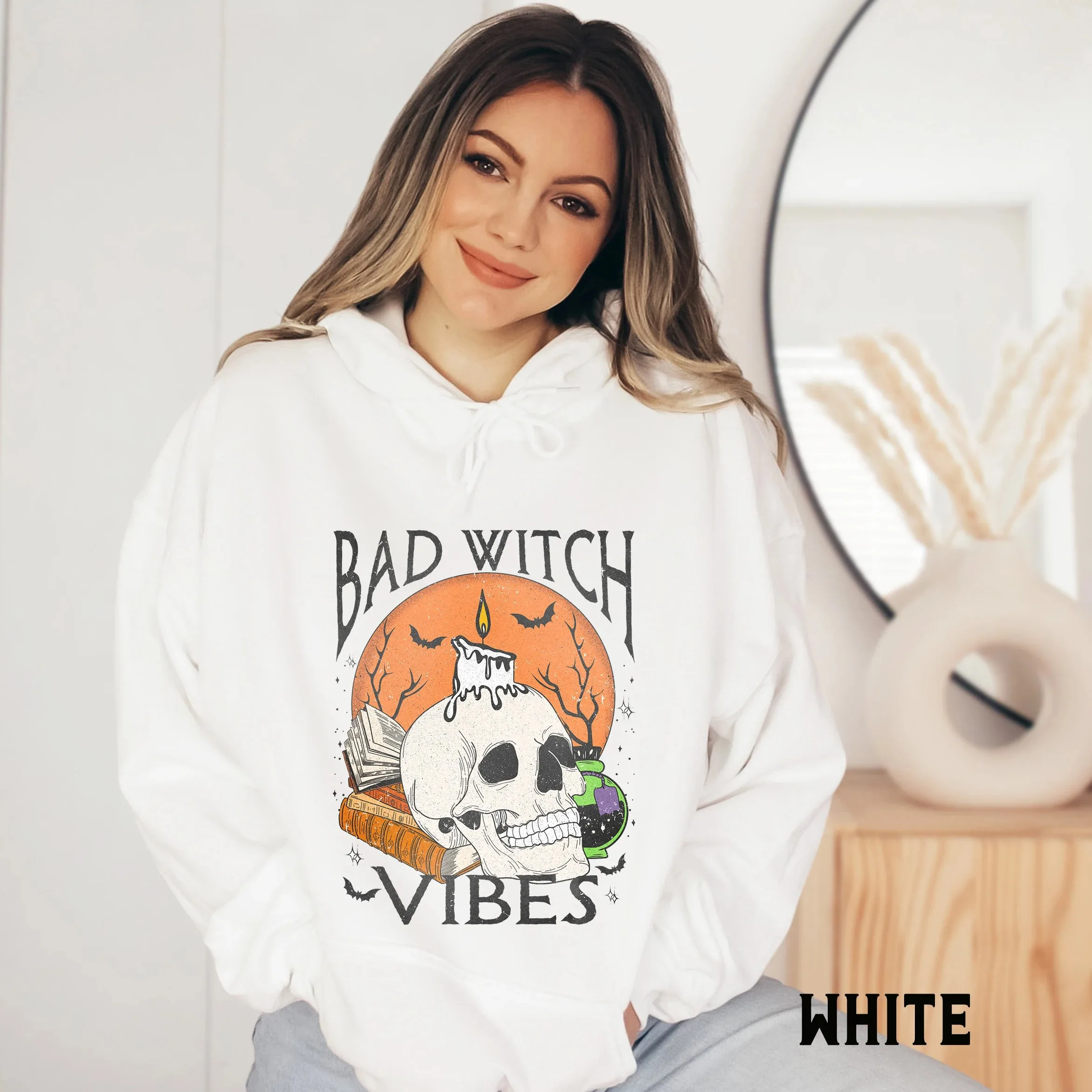 

Хлопковая толстовка с капюшоном «Bad Witch Vibes» и с принтом черепа. Стильная и острая толстовка для показа вашей любви для эстетики ведьмы.