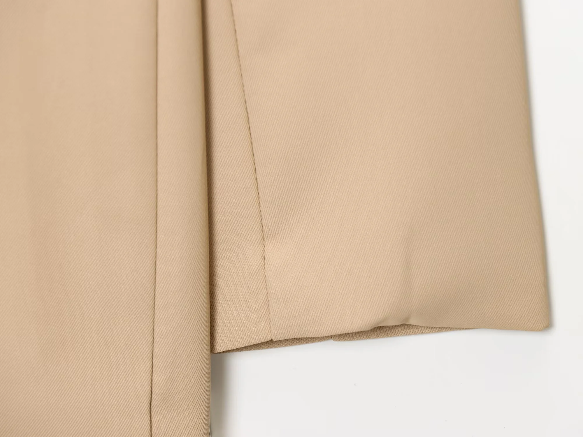 Damska kurtka garniturowa na zimę 2025, casualowa, w stylu dojazdowym, z klapami, długim rękawem, dwurzędowa, zapinana na dwa guziki, podkreślająca talię, dopasowana.