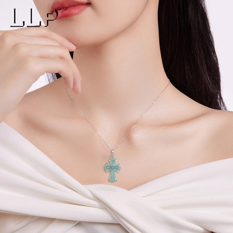 Natürlicher blauer Wasser-Jade-Kreuzanhänger, S925-Silberbasis, handgeschnitztes Amulett für religiöse Zwecke, geeignet für Männer und Frauen – Detail 7