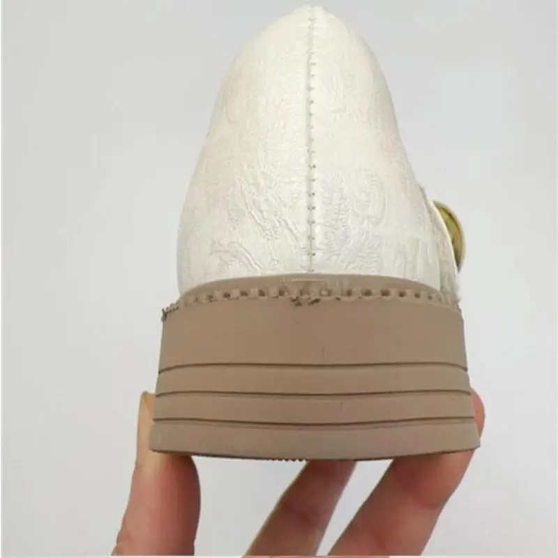 أحذية الفتيات من الجلد مع نعل ناعم فم مربع حلو أنيق 2025 خريف نمط جديد مطرز النمط الصيني الفتيات الأميرة S