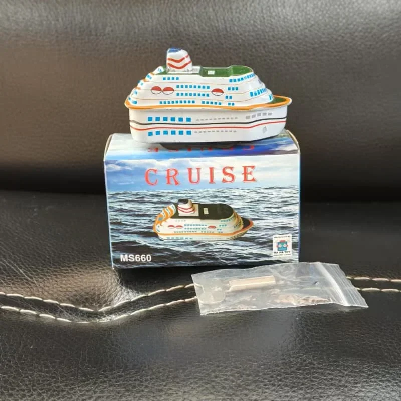 [Funny] Adult Collection Retro Wind up toy Metal Tin Luxury cruise ship boat Clockwork toy figures model vintage toy kids gift