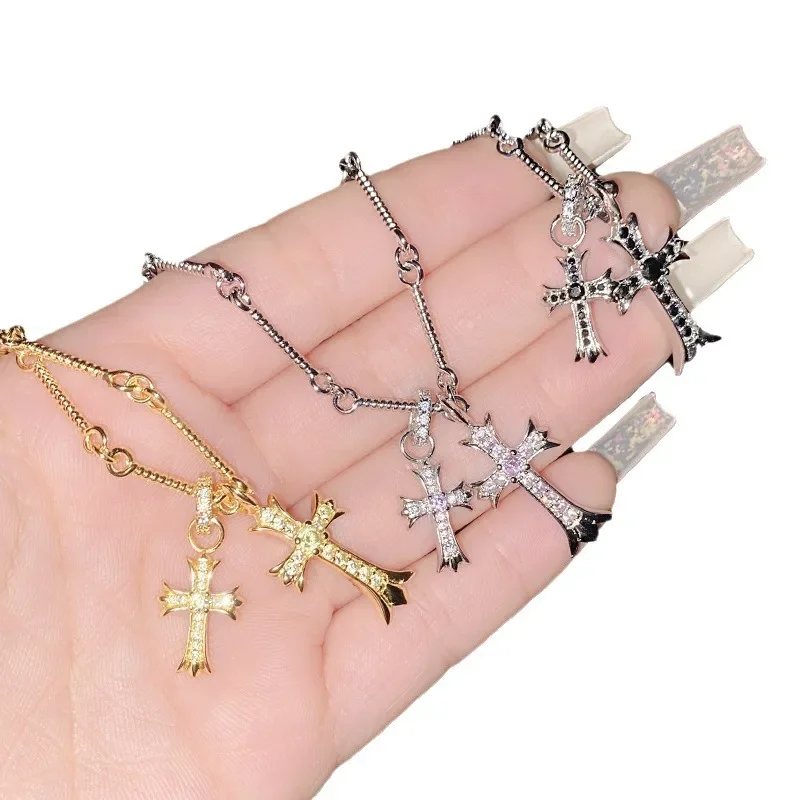 MDLCrocker كوكب المشتري. قلادة ذهبية عتيقة مزدوجة الصليب مع الزركونيوم والماس