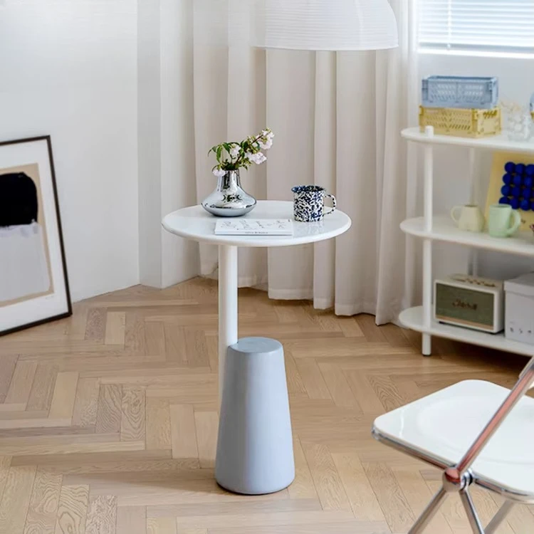 A mobília do restaurante da loja de café é simples, mesa de cabeceira de metal de design, mesa de centro pequena redonda, mesa final do sofá