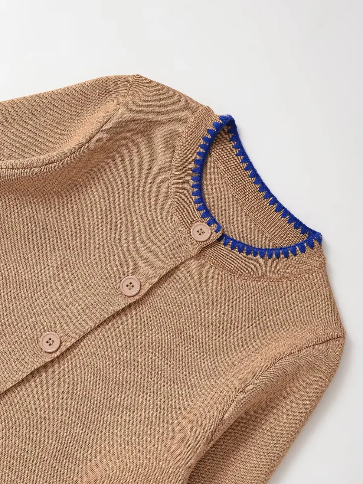 2025 женский осенний новый контрастный цветной отделки, повседневный модный универсальный короткий вязаный кардиган с круглым вырезом