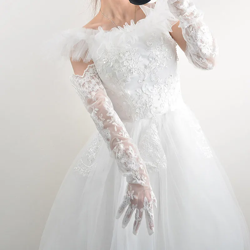 62 cm lange Spitzenhandschuhe aus Tüll-Mesh, halbtransparent, einfarbig weiß, mit Blumenmuster, modisch, für Abendveranstaltungen, Hochzeiten, Brautzeremonien, elegante Manschetten. – Detail 5