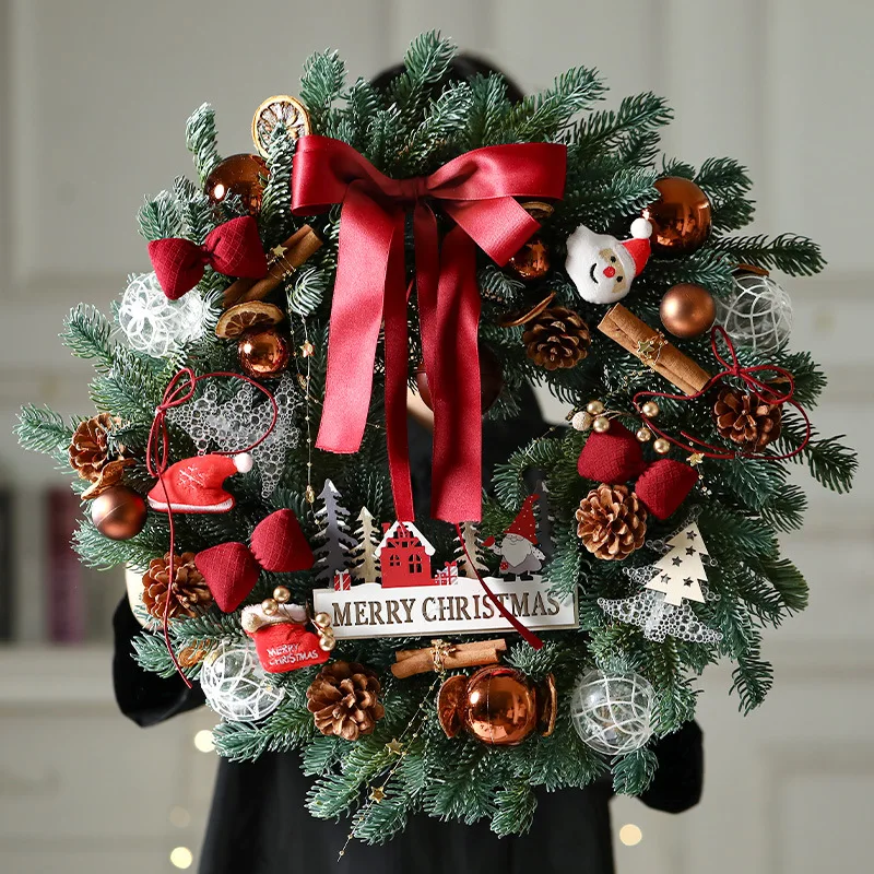 

Рождественское украшение, креативный рождественский венок, дверь, висит из ротанга, окно, атмосфера, сцена, композиция