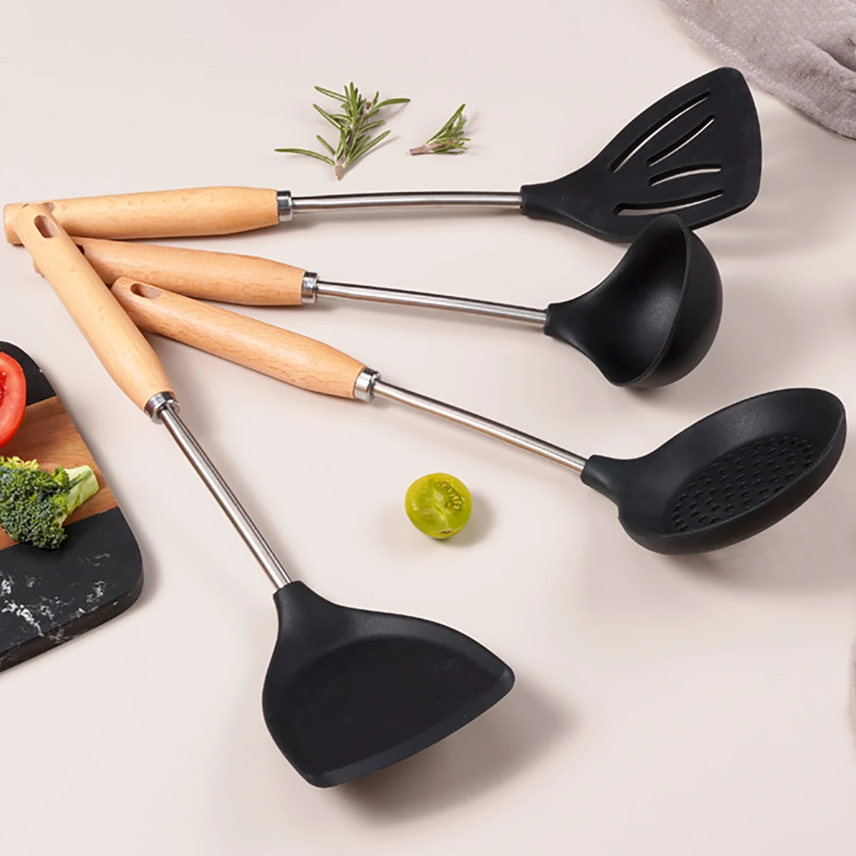

4pcs Wooden Handle Black Silicone Kitchenware Set Household Cooking Spatula Non Stick Pot Kitchen Specific Spatula Soup Spoon