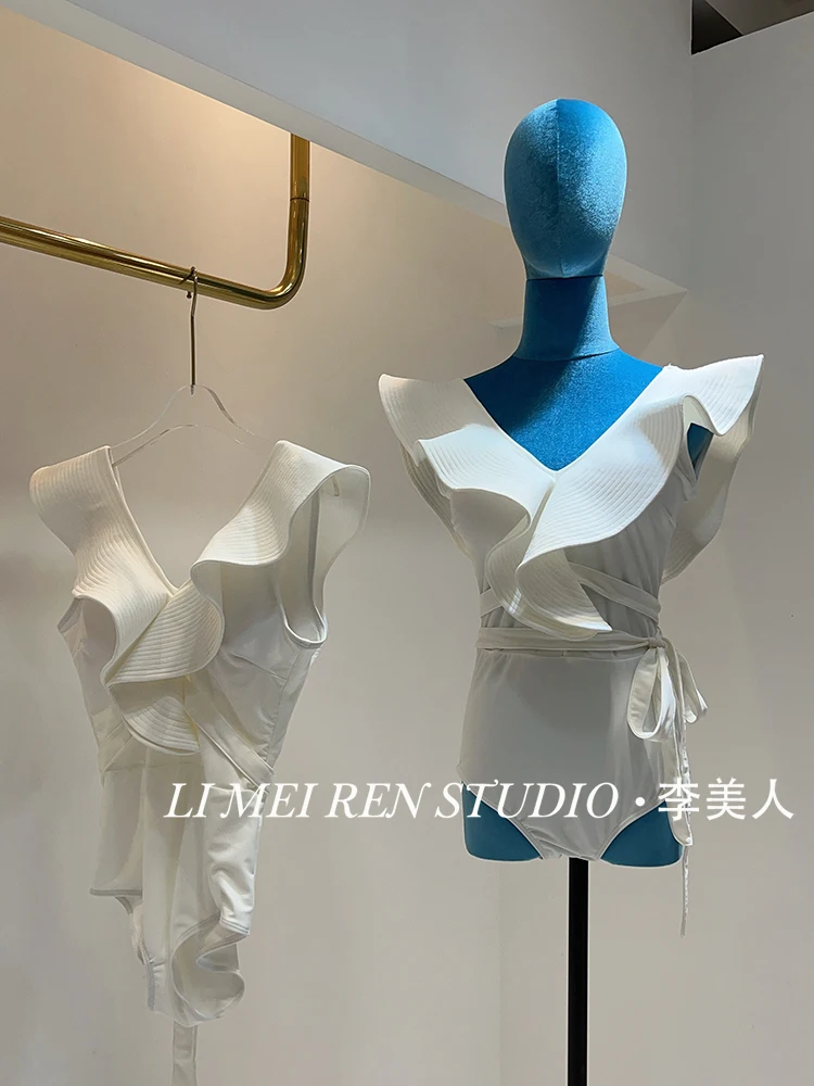 

Новый отпуск белого темперамента цельный купальник с V-образным вырезом и высокой талией и бретельками