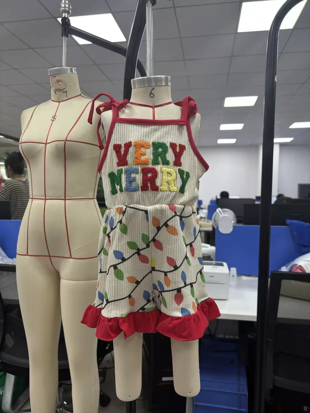 Salopette short de noël pour petites filles, lettres brodées, lumières imprimées, cravate sur les épaules, combinaison à volants