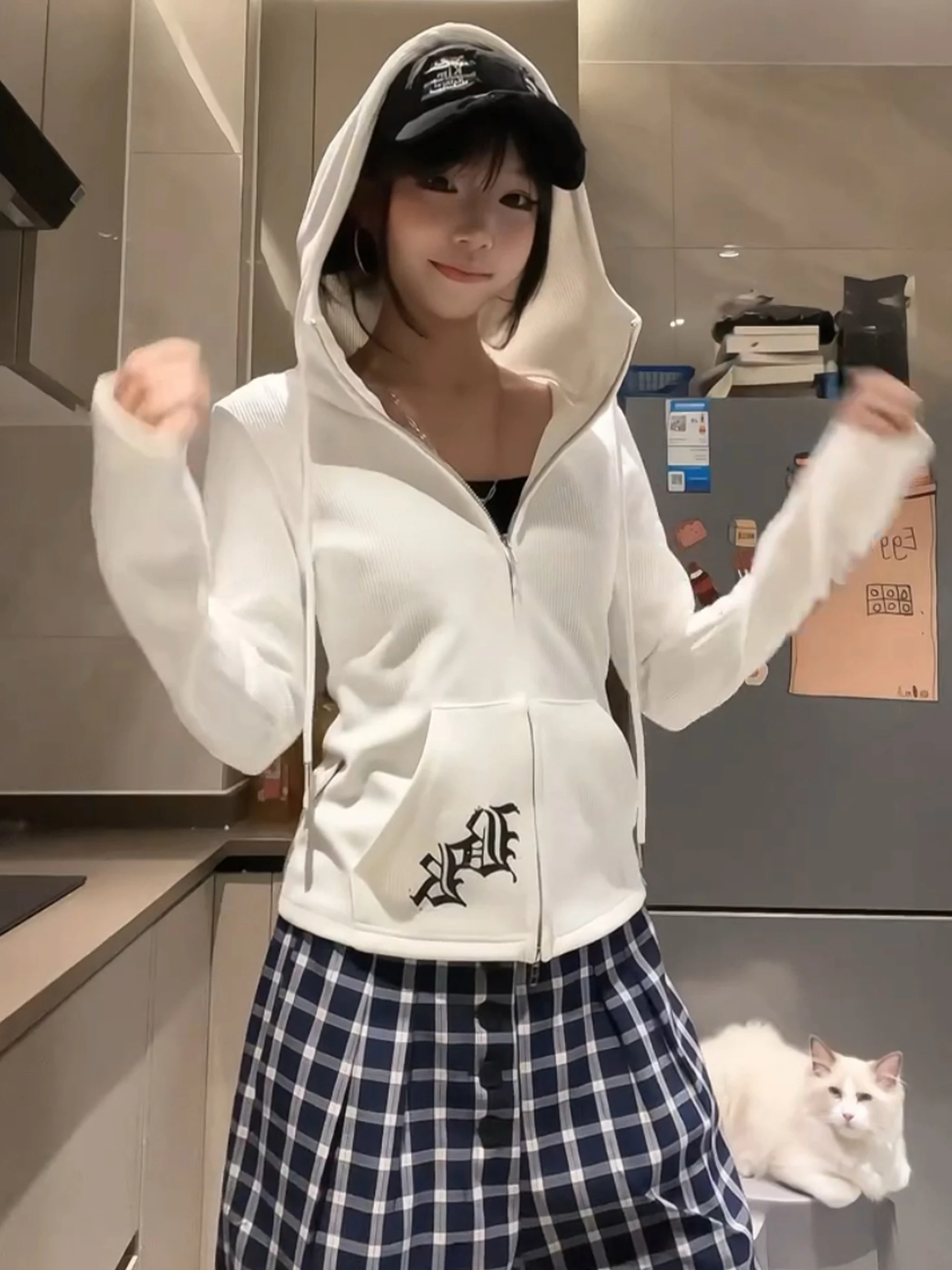 Nowa biała bluza damska na wiosnę i jesień 2025, z nadrukiem krzyża, gotycka, wyszczuplająca, rozpinana kurtka, koreańska wersja, długi rękaw, zamek błyskawiczny.