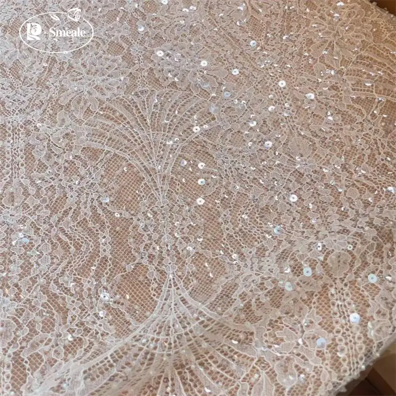 3 Yards. Perlen-Pailletten-Spitzenstoff. Luxuriöses Abendkleid aus französischer Spitze. Hochwertige Maßanfertigung für Braut- und Hochzeitskleider. – Detail 3