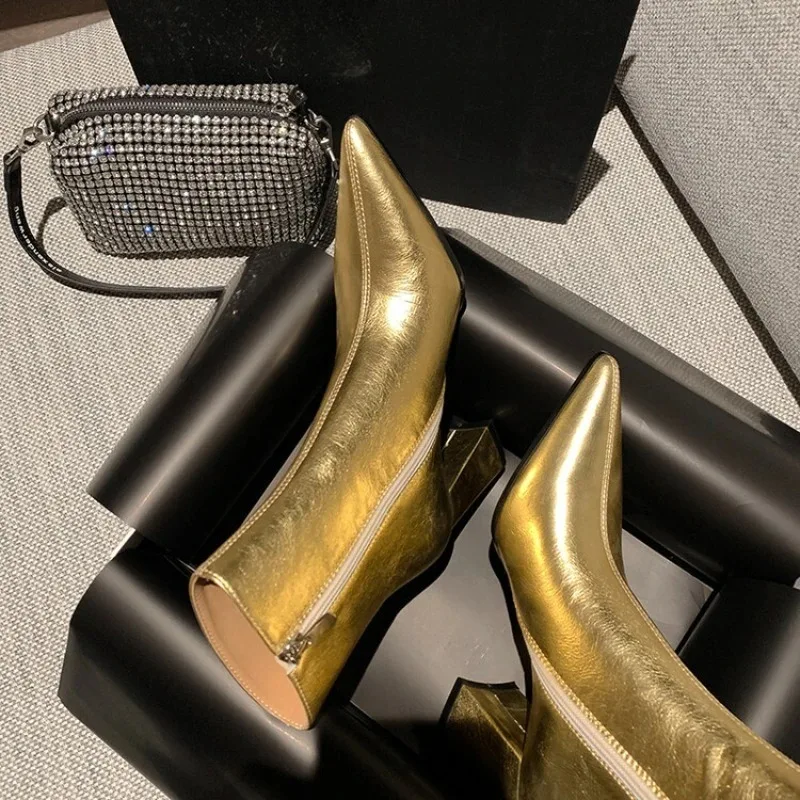 أحذية عارية جديدة لعام 2025 للنساء موضة خريف جديدة بمقدمة مدببة وحافة لامعة وسحاب مريح بكعب عالٍ