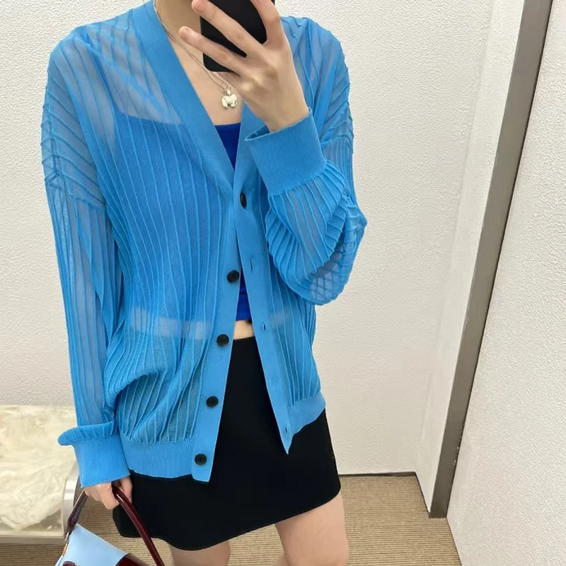 25 سترة محبوكة شفافة قليلاً مخططة عمودية جديدة برقبة على شكل حرف V، قابلة للتنفس، مريحة، فضفاضة وواقية من الشمس