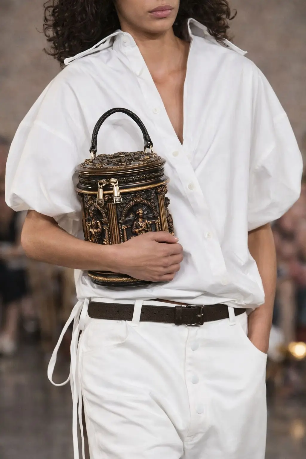 Unisex Vintage Roman Column Relief Cylindrical Handbag Antique Bronze Temple Architecture Bucket Bag Personalized Crossbody Bag
